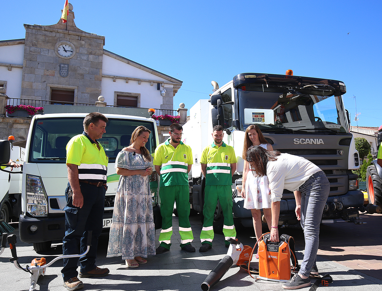 La alcaldesa, Carla Greciano, y la edil de Medio Ambiente, Paloma Lorenzo, con operarios del servicio de limpieza en la plaza de la Constitución