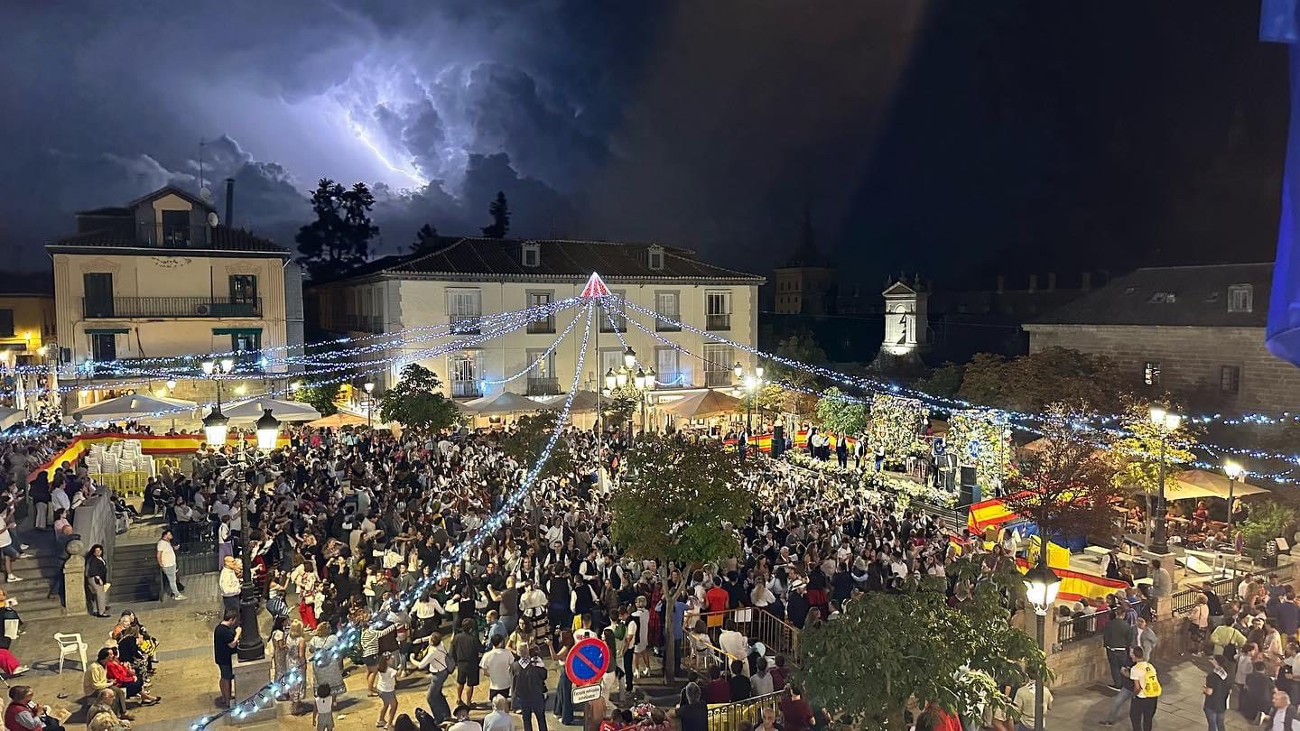 Imagen de archivo de la ofrenda floral en la Plaza de la Constitución de San Lorenzo de El Escorial