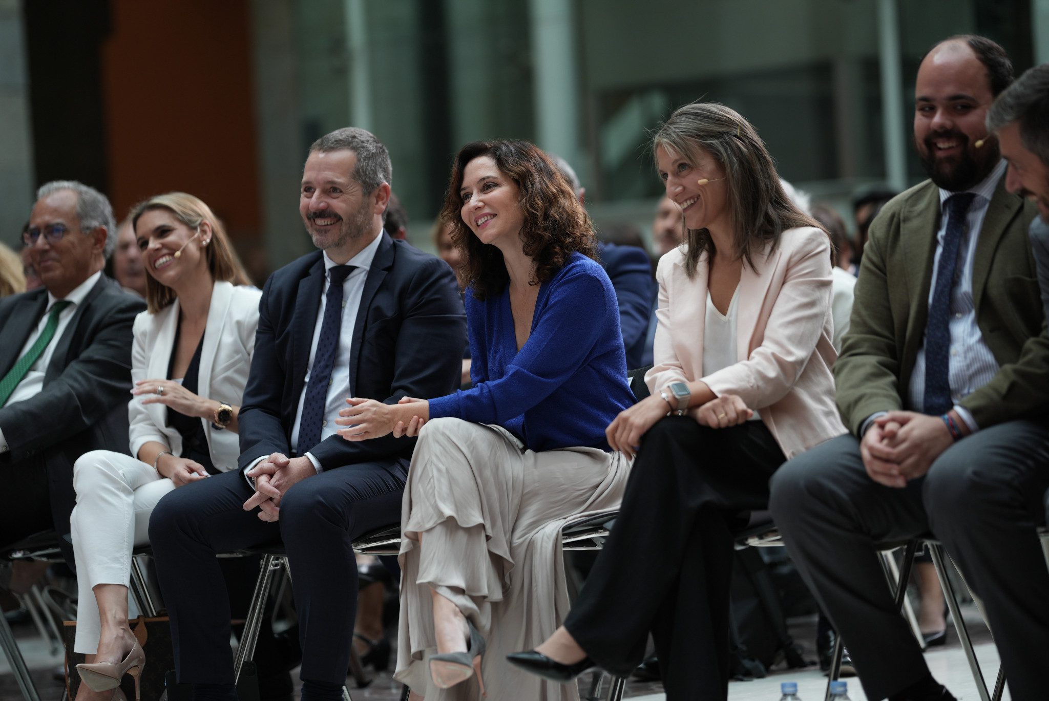 La presidenta de la Comunidad de Madrid, Isabel Díez Ayuso, con responsables regionales y los alcaldes de Aranjuez, Alcalá de Henares y San Lorenzo de El Escorial