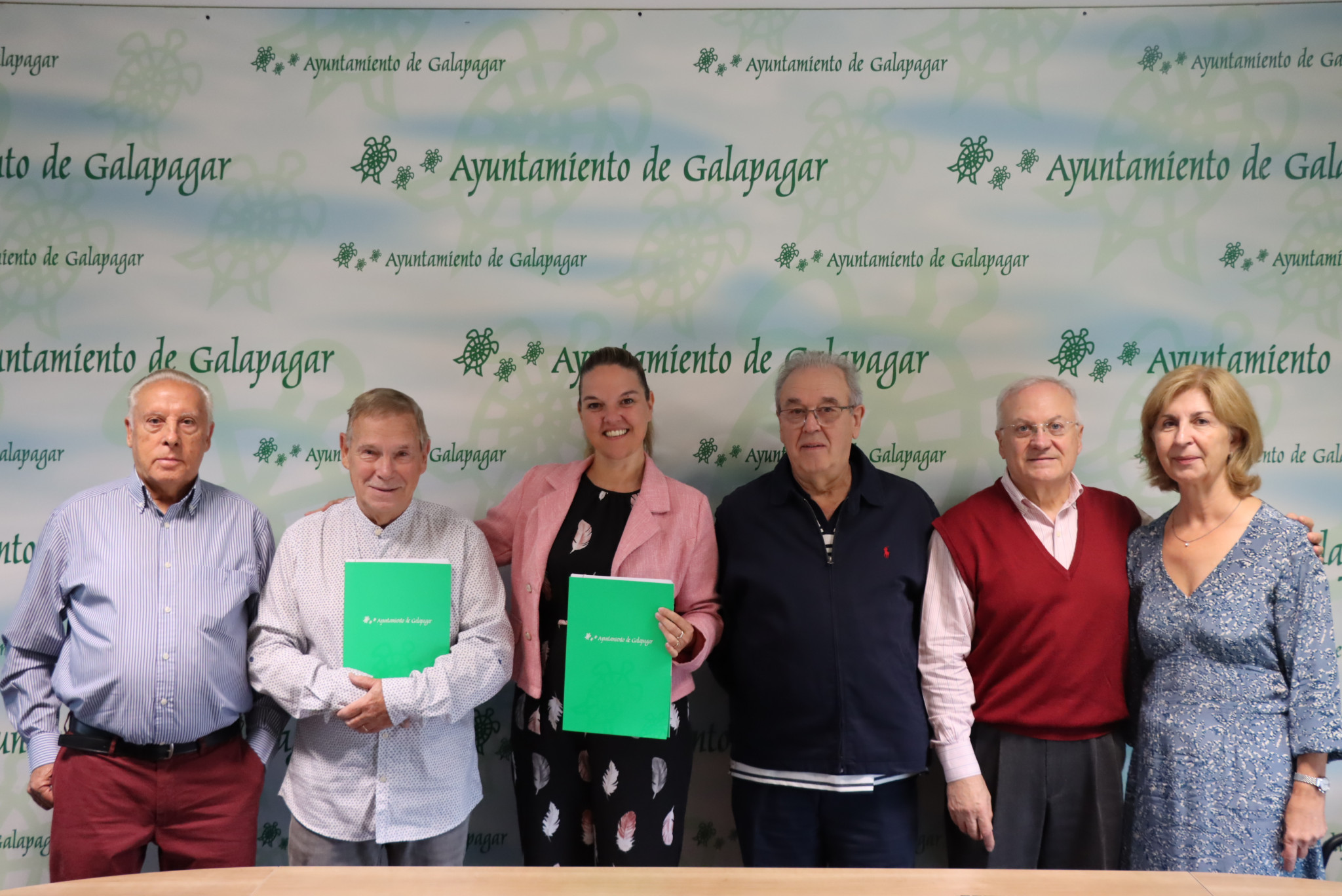 Representantes de la Asociación La Posada, con la alcaldesa de Galapagar y la edil de Mayores