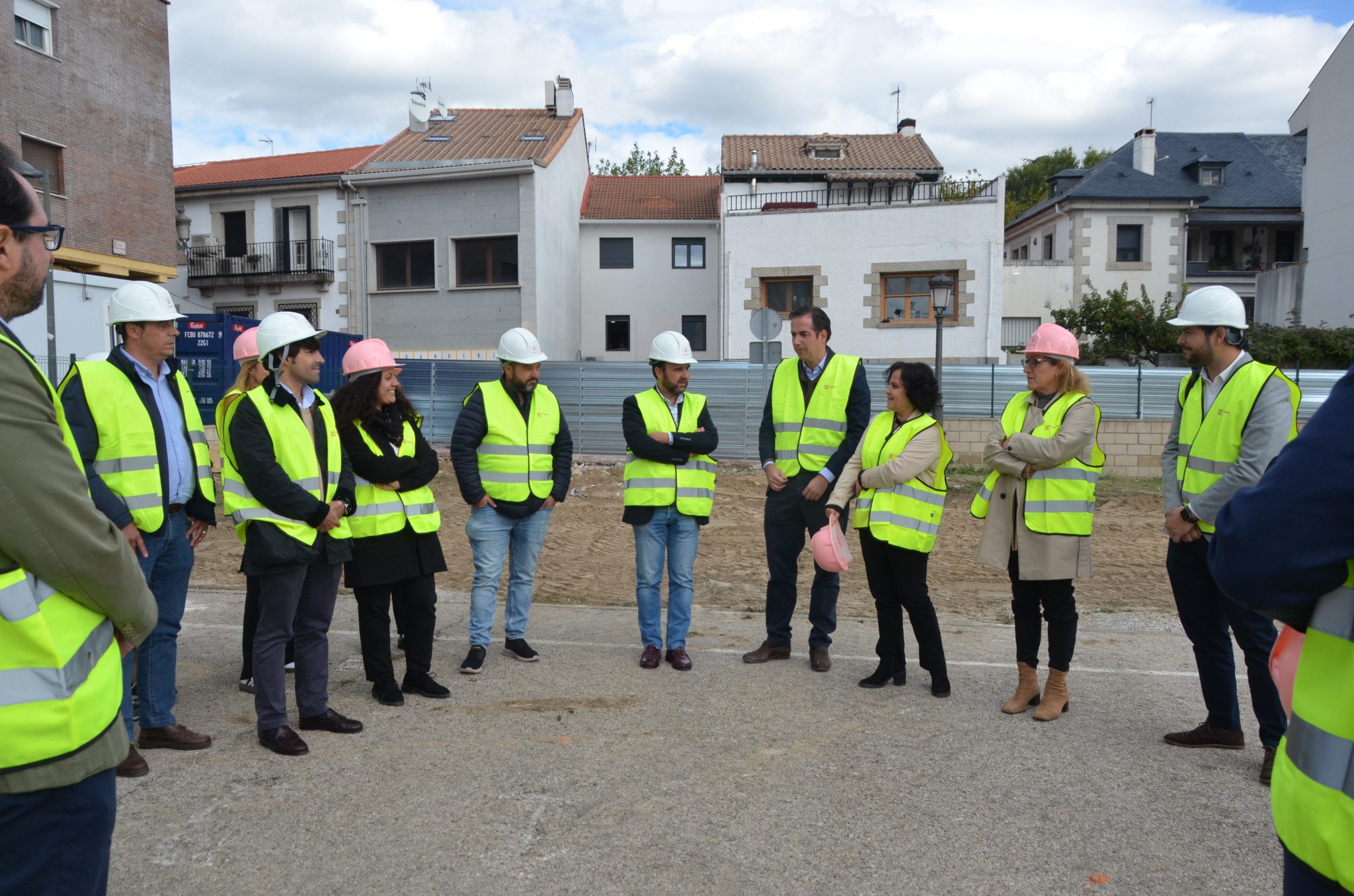 Responsables municipales y regionales, con representantes de la empresa EDHINOR
