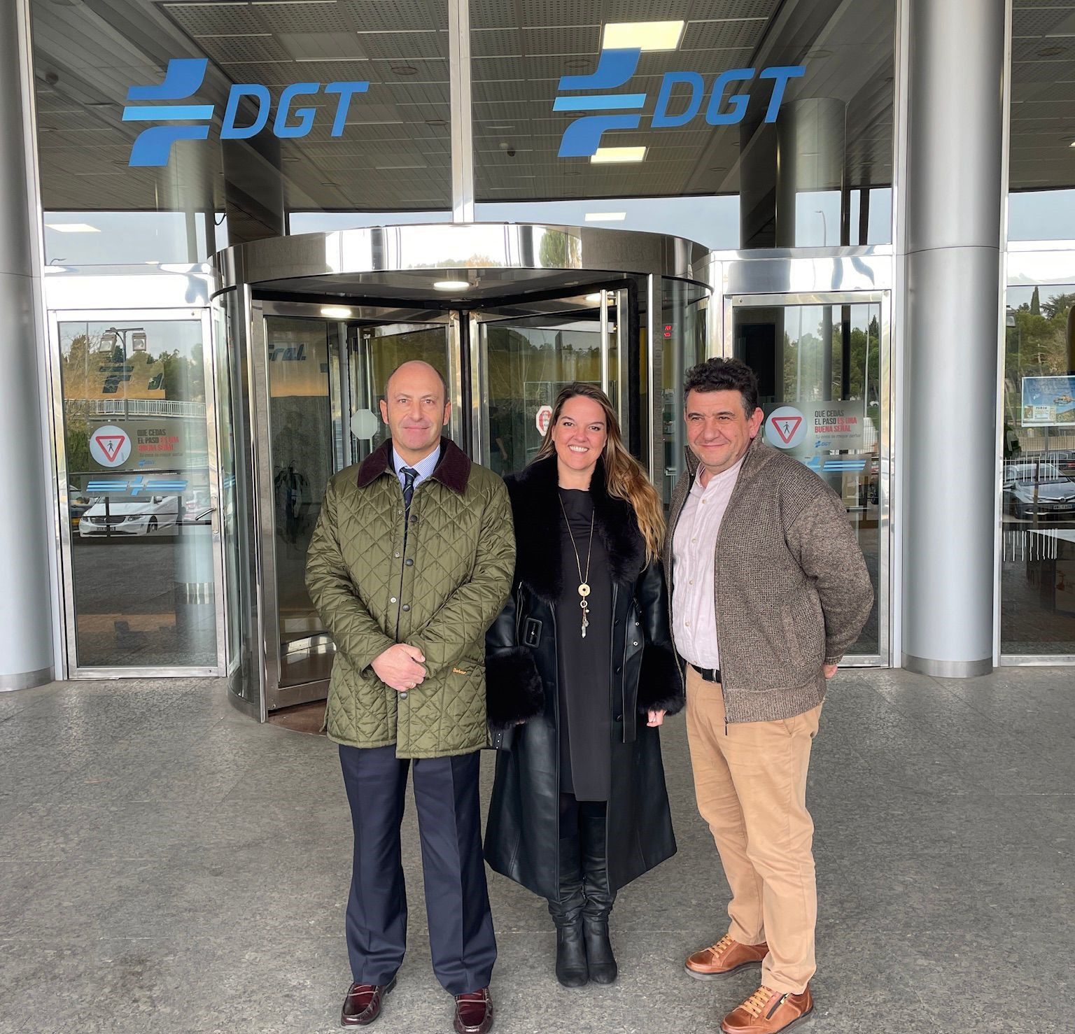 La alcaldesa de Galapagar, Carla Greciano, con los ediles Ángel Camacho e Ignacio Menéndez, en la sede de la DGT