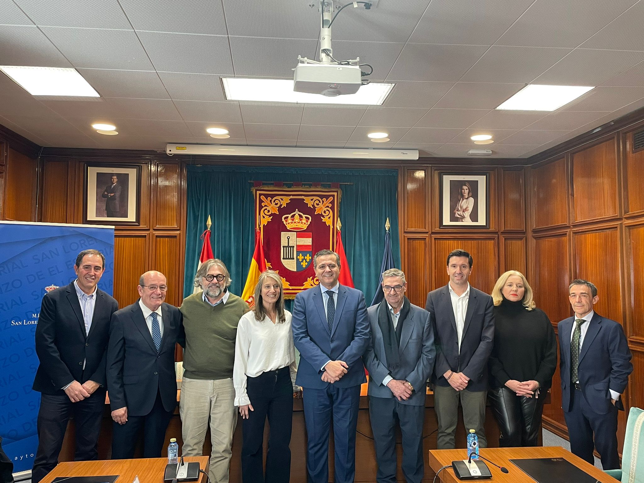 El consejero de Vivienda, Transportes e Infraestructuras, Jorge Rodrigo, con el gerente del Consorcio y alcaldes de varios municipios de la Sierra en el salón de plenos del Ayuntamiento de San Lorenzo de El Escorial