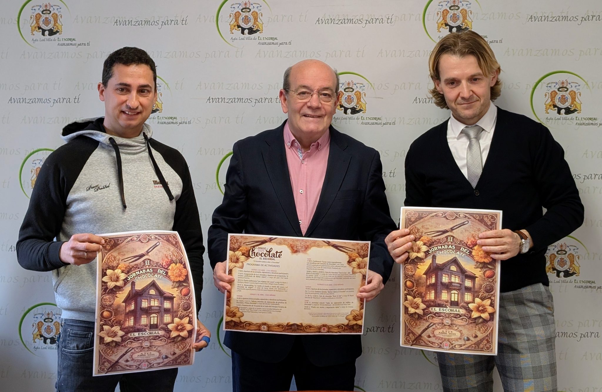 El alcalde de El Escorial, Antonio Vicente (en el centro), con el concejal de Cultura, Antonio Lobo, y Kiko González, de Paco Pastel