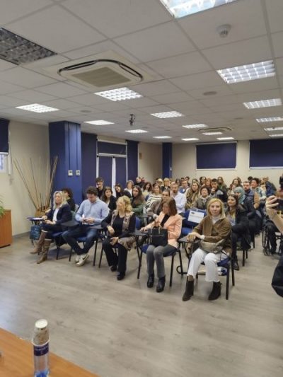 Asistentes a la I Feria de Empleo por la discapacidad en el Centro de Iniciativas Municipales