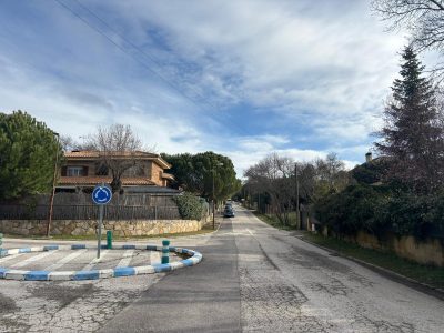 Rotonda de entrada a una urbanización.