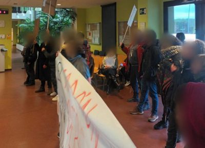 Manifestantes en el interior del Ayuntamiento de Galapagar