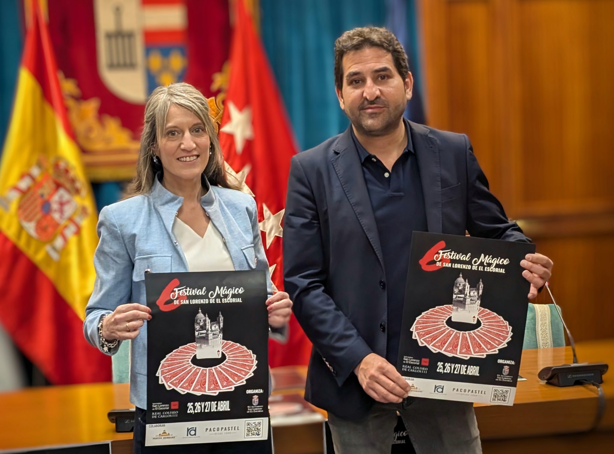 La alcaldesa de San Lorenzo de El Escorial, Carlota López Esteban, con el mago Íñigo Debod, coordinador del Festival