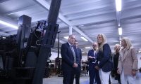 La consejera de Economía y la alcaldesa de Collado Villalba visitan una empresa local dedicada a la fabricación de material militar