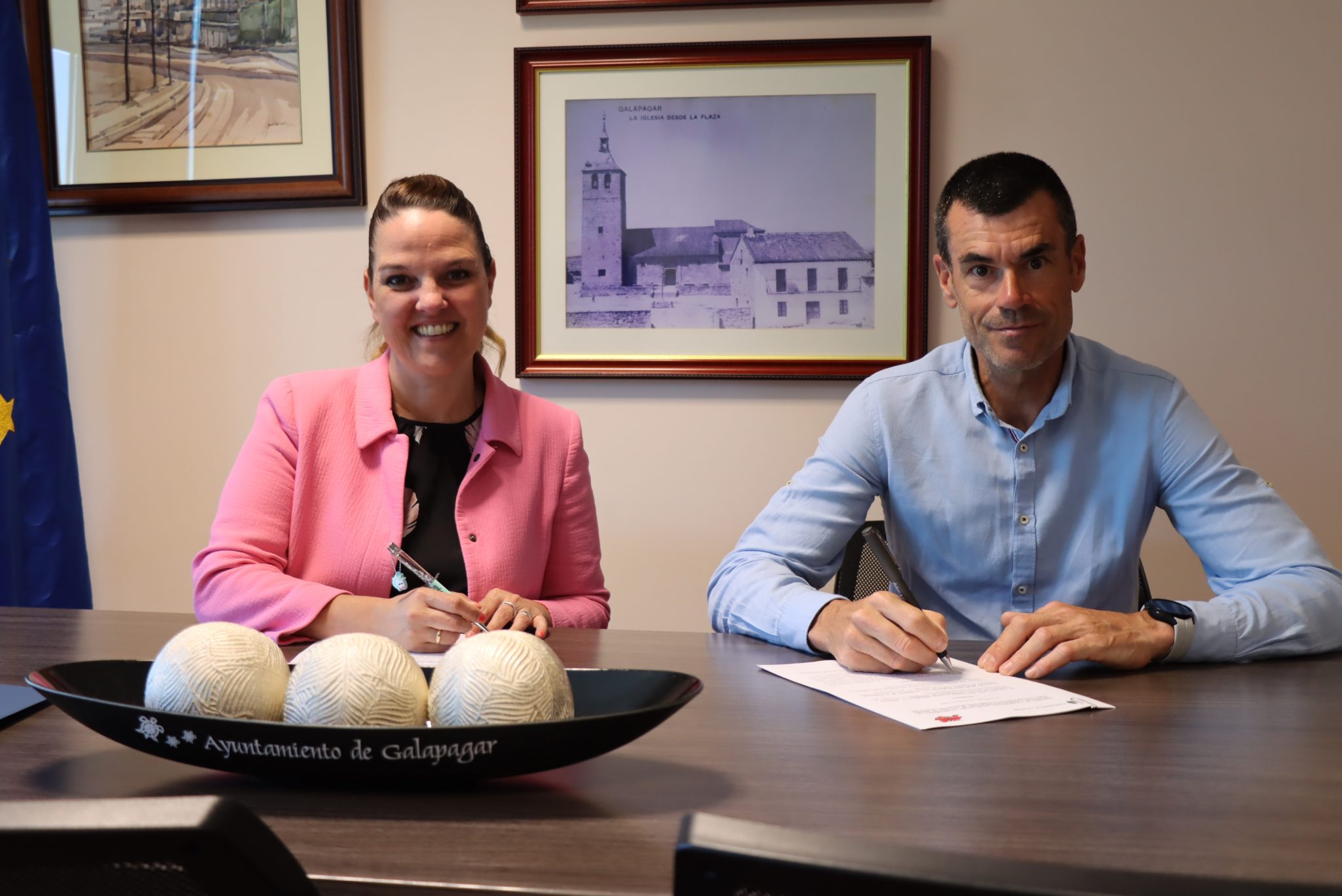 La alcaldesa de Galapagar, Carla Greciano, y el presidente de la Federación Madrileña de Ciclismo, Diego Sánchez