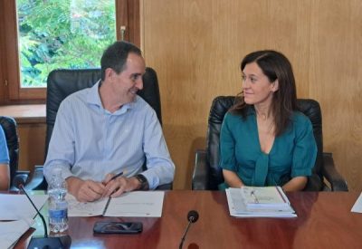 Fernando Casado, alcalde de Robledo de Chavela junto a Pilar Trinidad