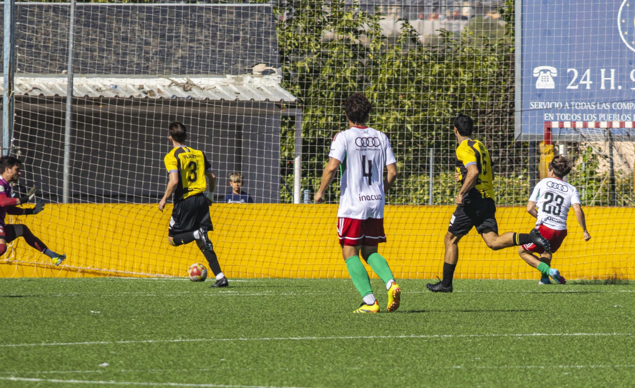 Iker Navarro bate por bajo a Ignacio Esteban. 