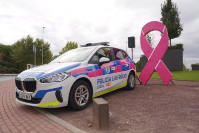 Vehículo de la Policía Local en apoyo al Proyecto Parche Rosa en la lucha contra el cáncer de mama.