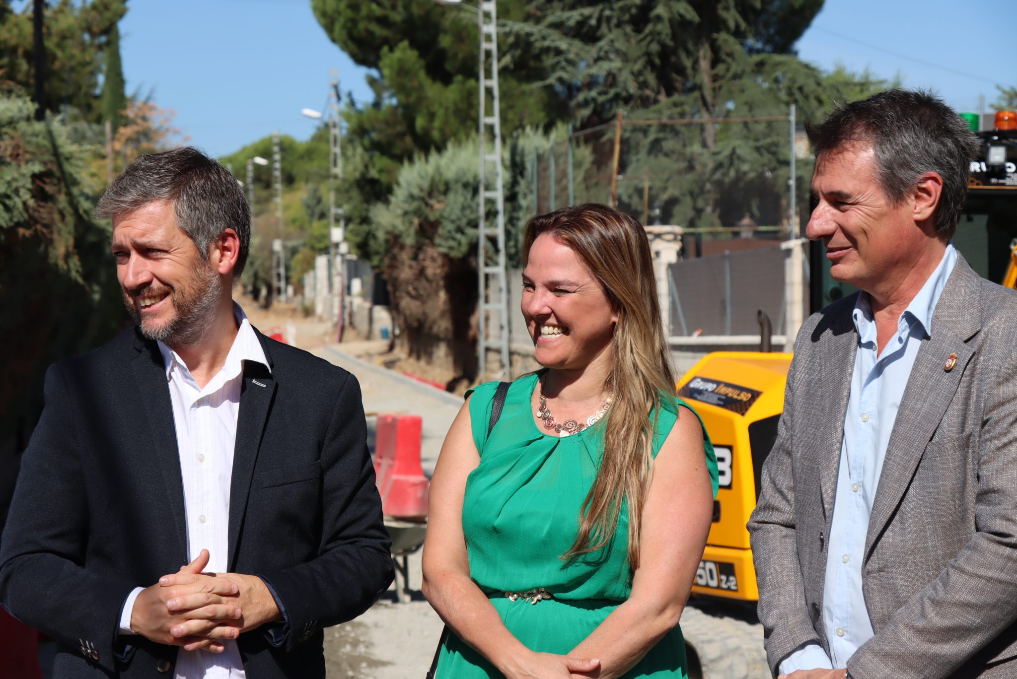 El consejero de Presidencia de la Comunidad de Madrid, Miguel Ángel García Martín, con la alcaldesa de Galapagar, Carla Greciano, y el regidor de Colmenarejo, Fernando Juanas
