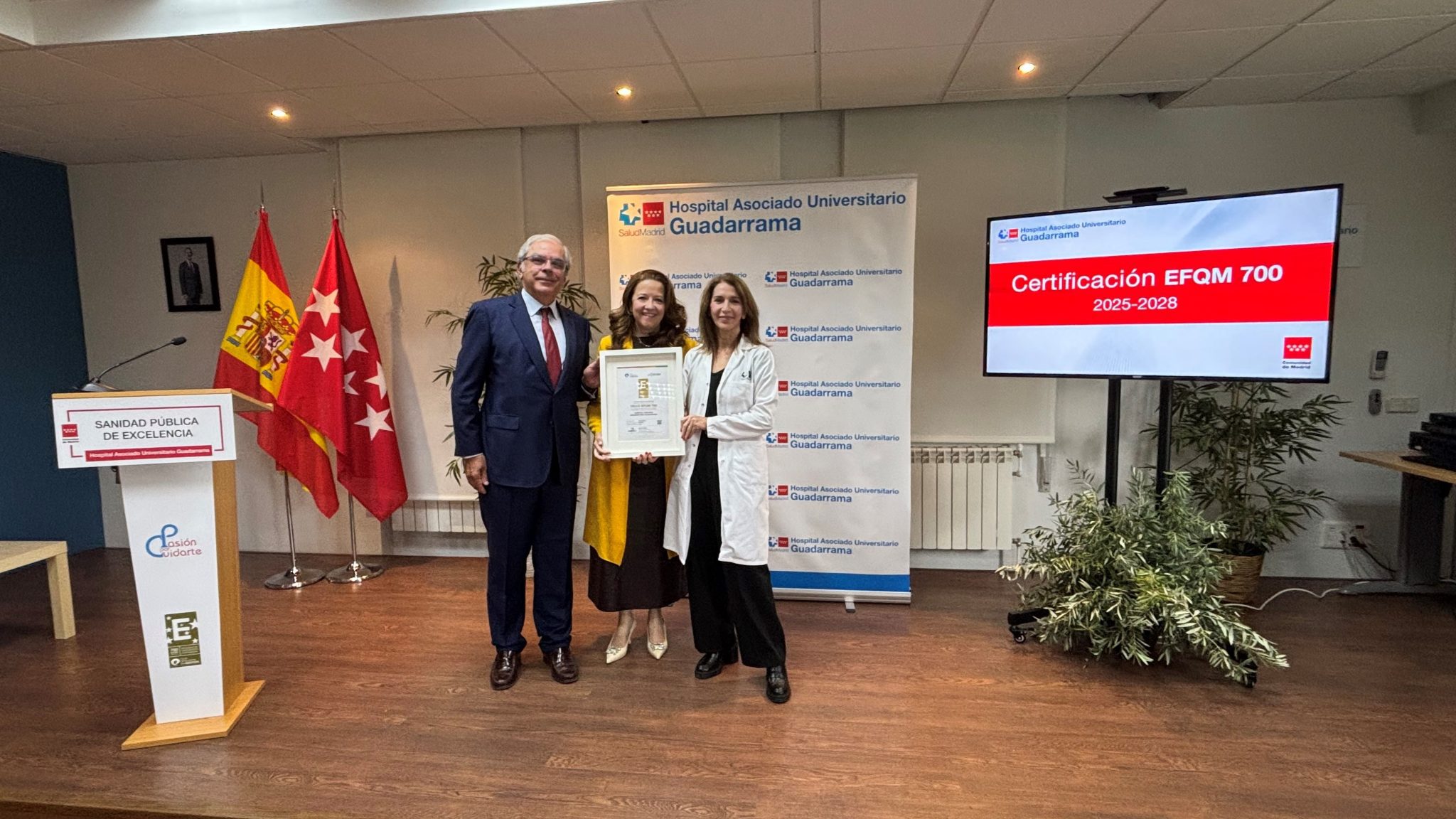 Fátima Matute, en la entrega al Hospital del premio, (el sello de calidad EFQM 700) en un acto donde también se ha presentado el libro "Guadarrama. Modelo de gestión en la media estancia"