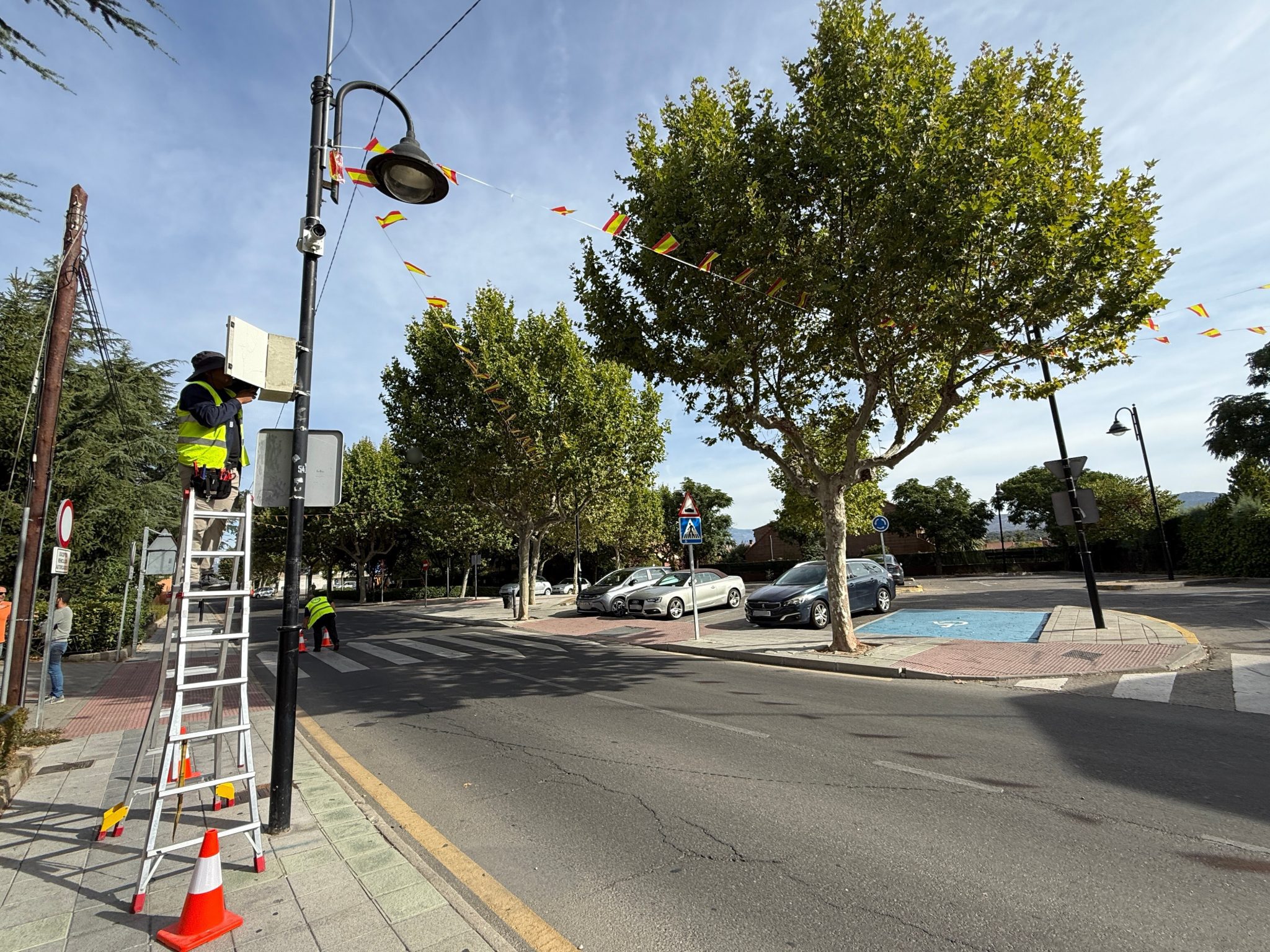 Instalación de una de las nuevas cámaras de videovigilancia en la calle Guadarrama de Galapagar