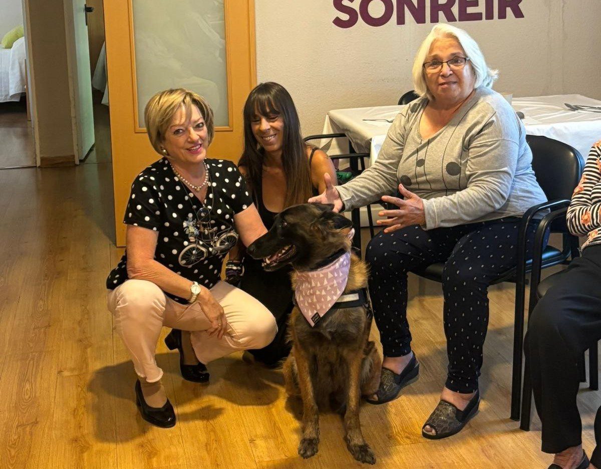 La perrita Karma vuelve a visitar a los mayores de la residencia de Galapagar