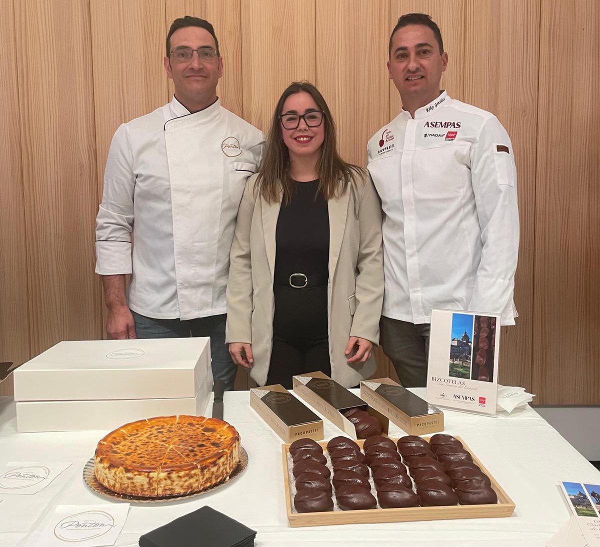 La edil de Turismo, Patricia Partida, con Kiko González (Paco Pastel), y Nacho Pontón (Pastelería Pontón)