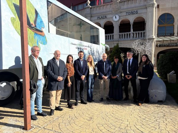 La consejera Rocío Albert junto al alcalde José María Moreno durante la visita a Moralzarzal, frente a la plaza de toros cubierta.