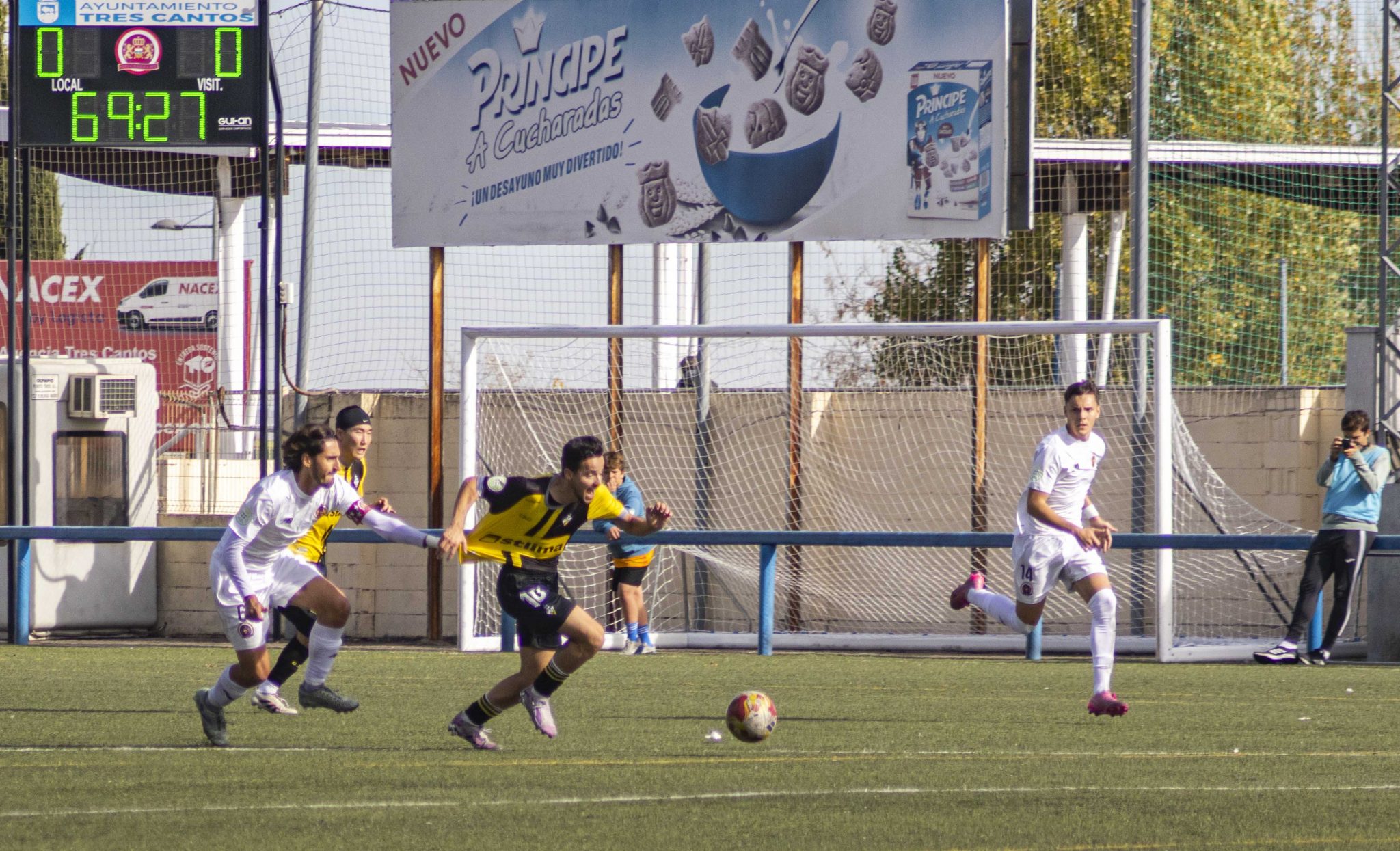 Julio agarra a More evitando un contraataque