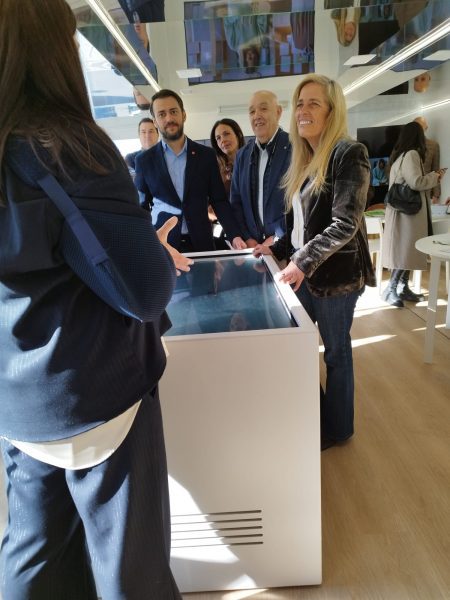 La consejera Rocío Albert y el alcalde de Moralzarzal visitan el servicio de asesoramiento a emprendedores rurales de la región, en colaboración con ATA.