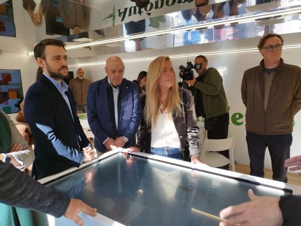 Rocío Albert y José María Moreno, alcalde de Moralzarzal, visitando el interior del autobús de asesoramiento a emprendedores rurales.
