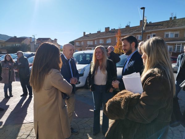 Rocío Albert, consejera de Economía, Hacienda y Empleo, conversando con el alcalde de Moralzarzal, José María Moreno, y otros miembros del equipo en la visita a Moralzarzal.