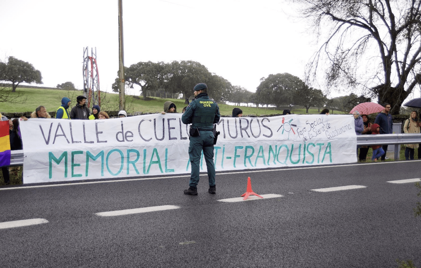 Imagen de archivo de una concentración a la entrada del Valle de Cuelgamuros
