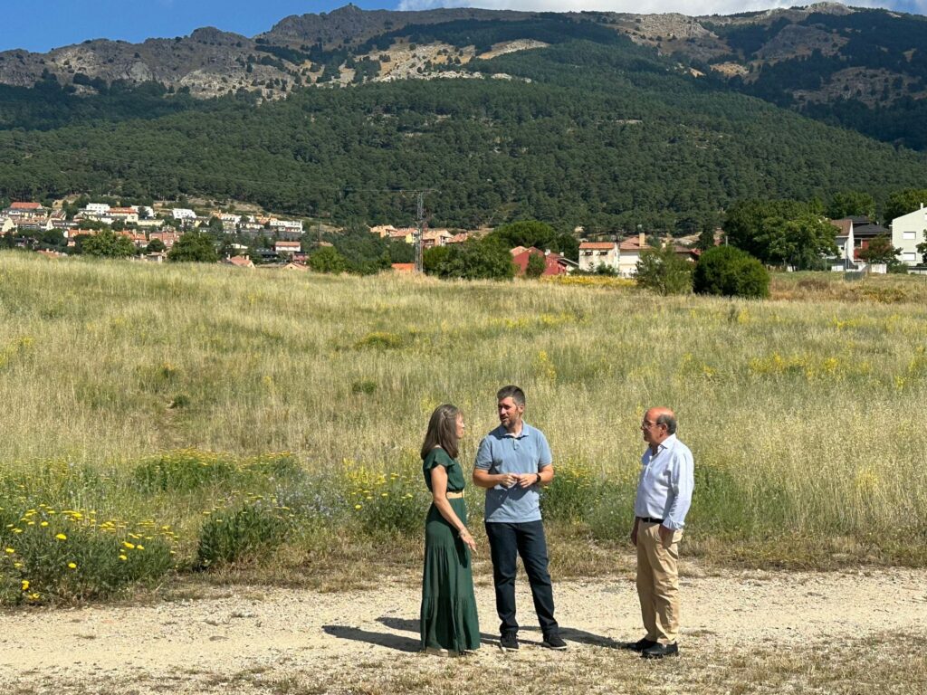 El consejero de Presidencia, con los alcaldes de El Escorial y San Lorenzo