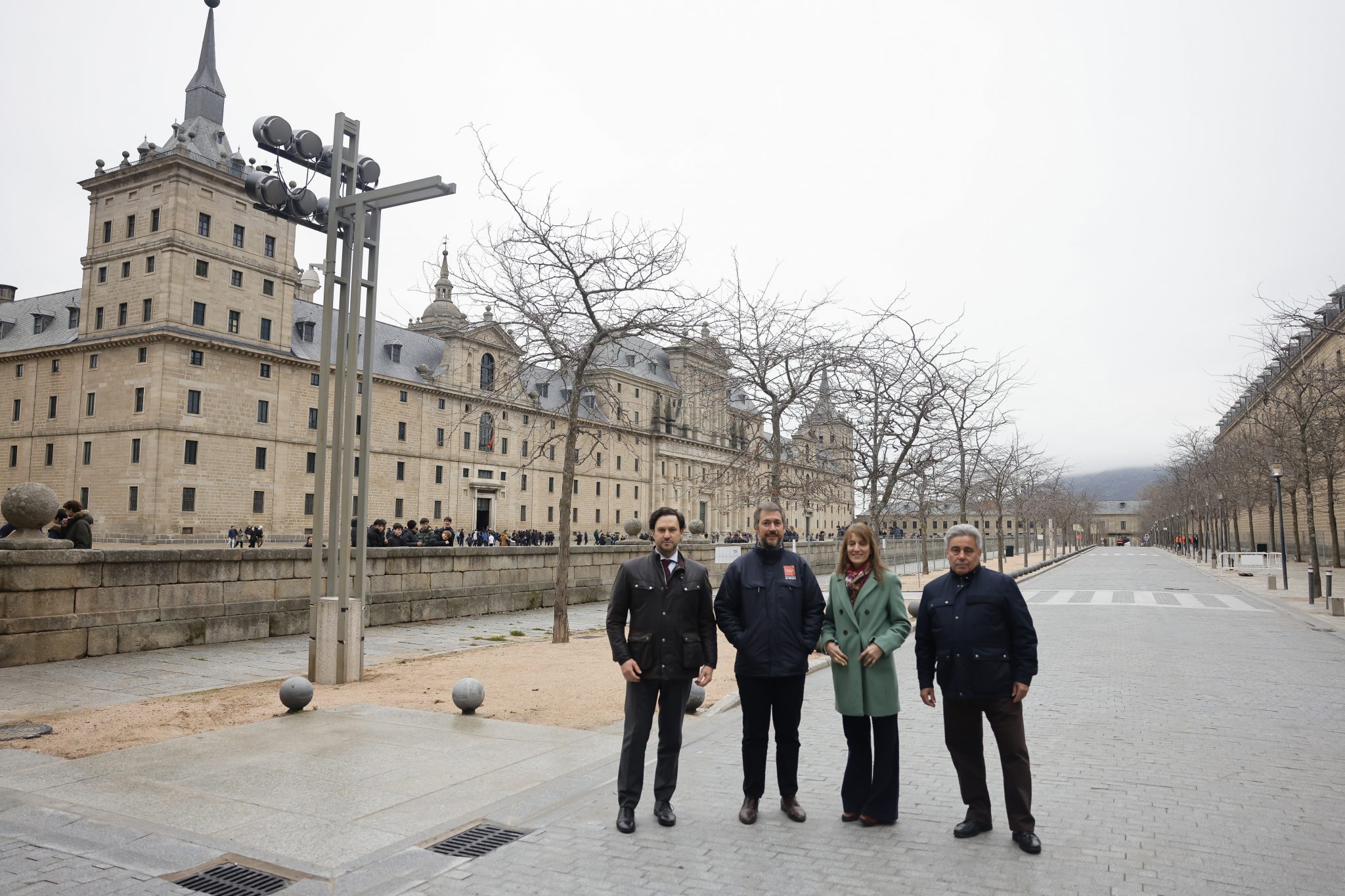 La alcaldesa y responsables regionales, frente al Monasterio / Comunidad de Madrid
