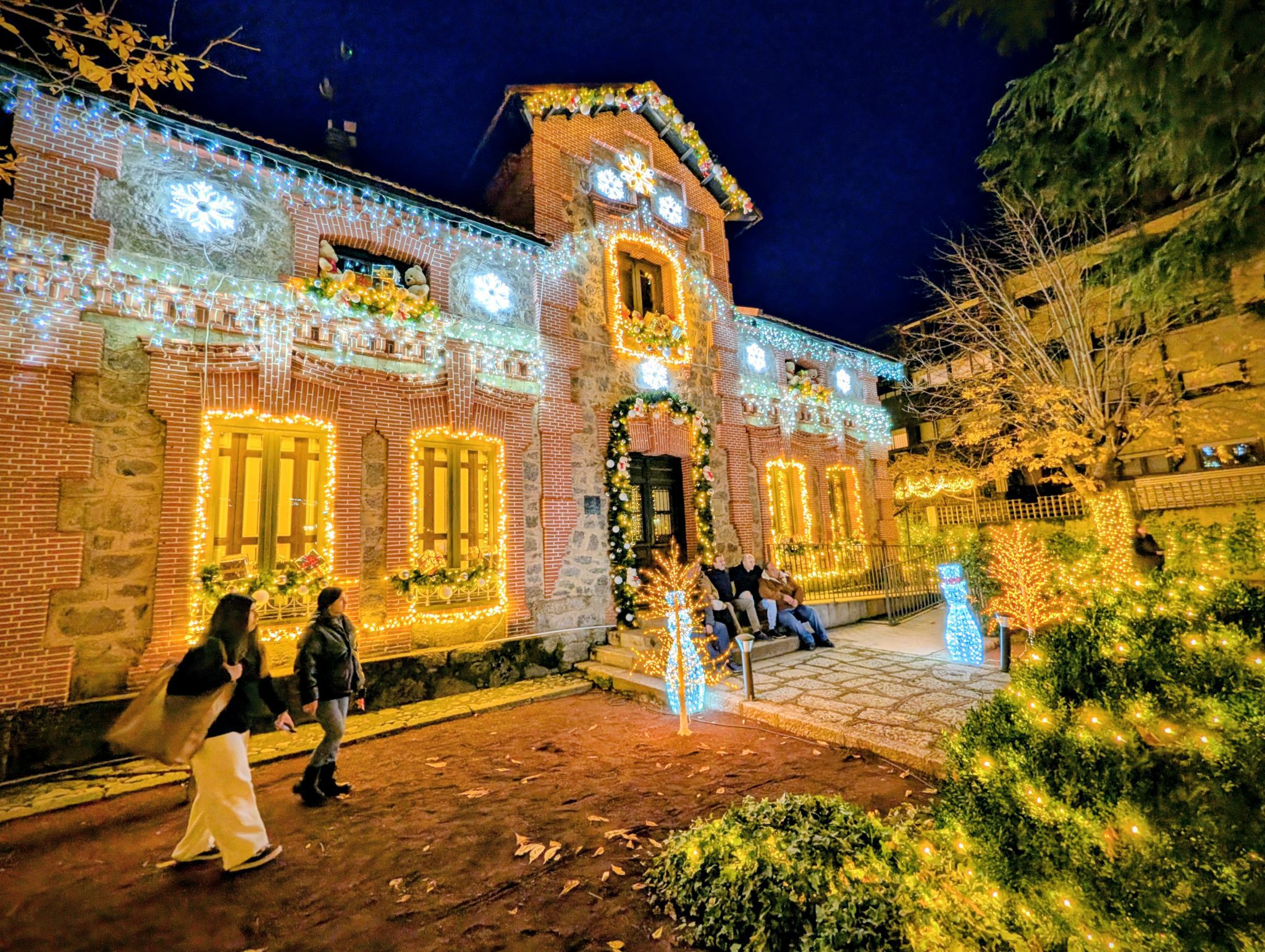 La Casita y el Jardín de la Navidad de El Escorial iluminados de noche.
