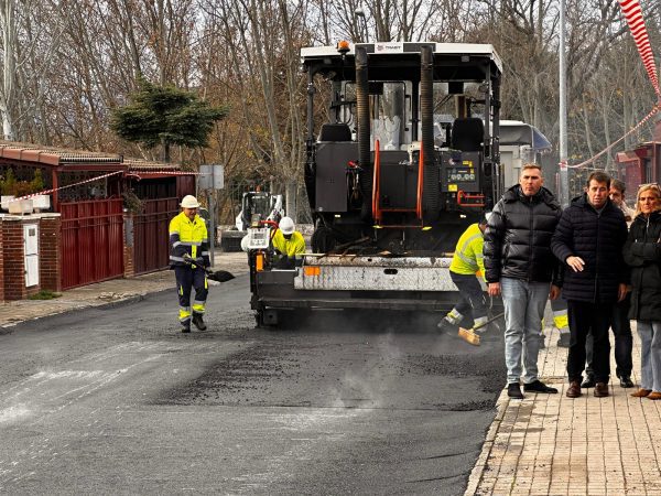 Obras de asfaltado con maquinaria pesada, operarios y la visita de las autoridades