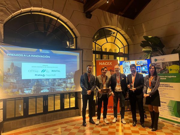 Acto de entrega de premios, con representantes del Foro por Madrid, CITET y miembros de LUCID (Routal, CITYlogin Iberia y Las Rozas Innova) posando junto al escenario.