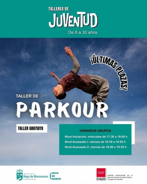 Cartel publicitario del taller gratuito de Parkour en Hoyo de Manzanares que muestra a un joven realizando una acrobacia en el aire bajo un cielo azul.