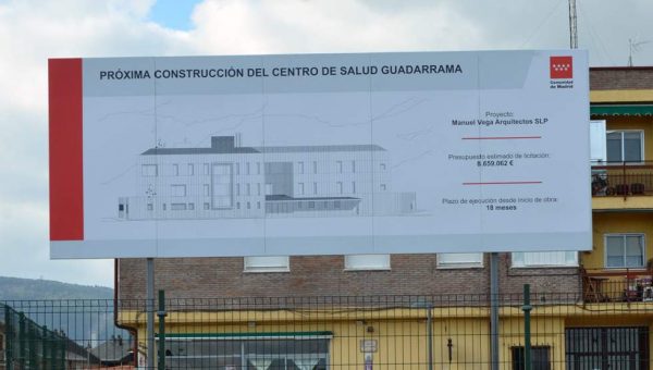 Cartel publicitario de la Comunidad de Madrid que muestra el diseño arquitectónico del futuro Centro de Salud de Guadarrama.