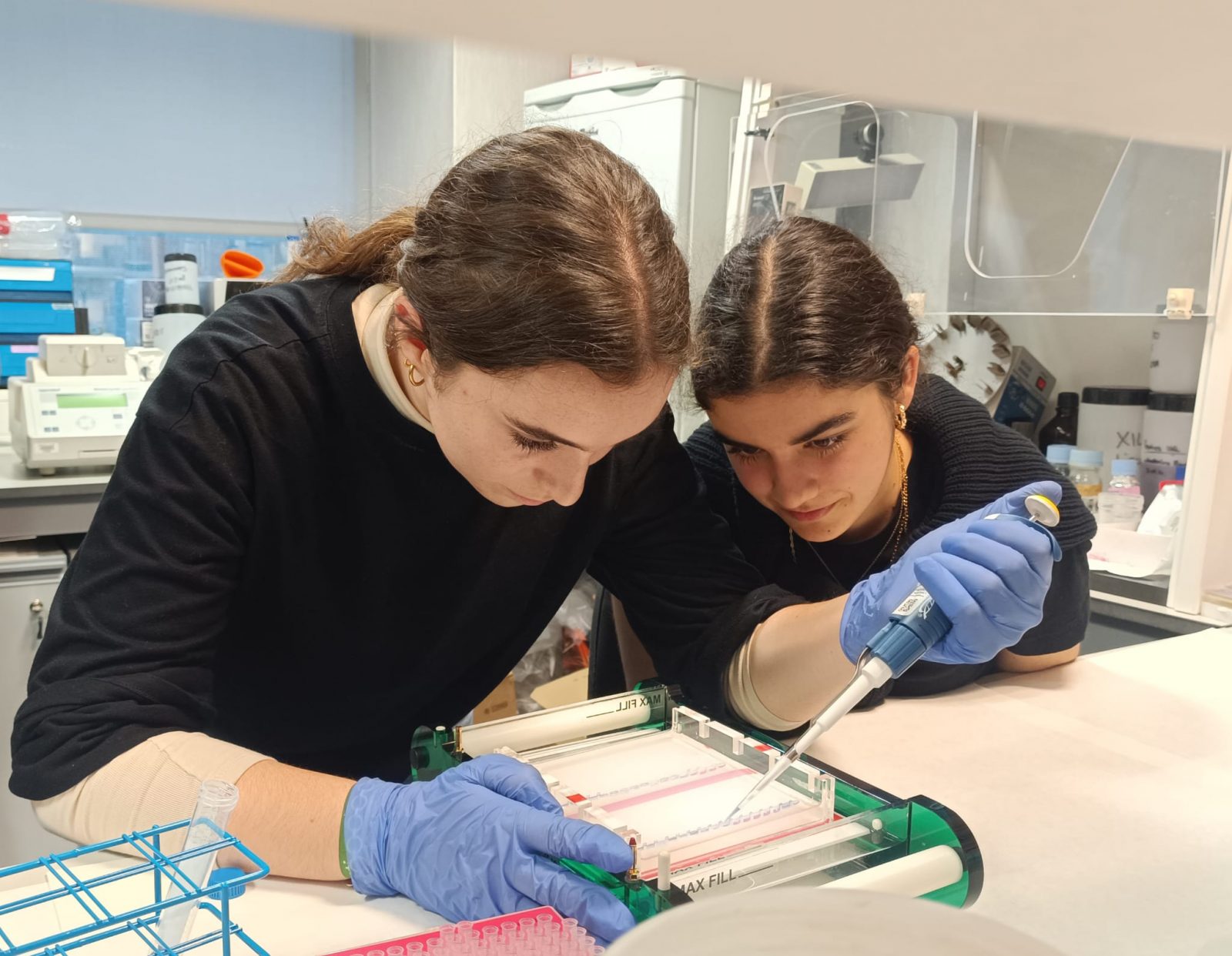 Alumnas de Bachillerato realizando una práctica en el laboratorio