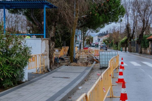 Vista de la acera en obras en la calle Martín Iriarte, delimitada por vallas amarillas y conos de tráfico, mostrando los trabajos de renovación de pavimentos.