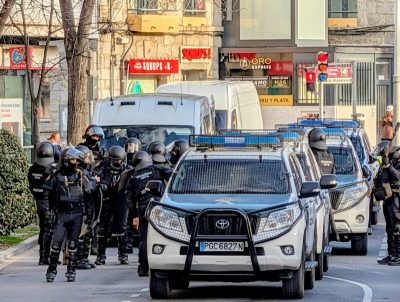 Primer plano de un furgón blanco de la Guardia Civil con el distintivo oficial y matrícula visible.