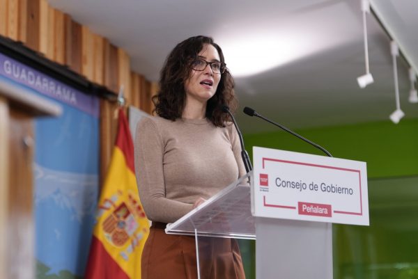 La presidenta de la Comunidad de Madrid, Isabel Díaz Ayuso, en un atril con el logo del Consejo de Gobierno durante una rueda de prensa.