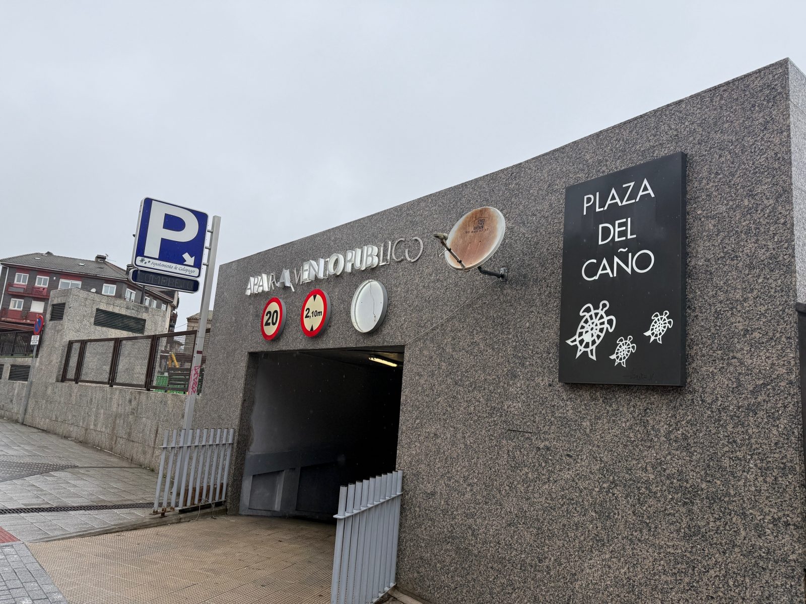 Acceso al aparcamiento de la Plaza del Caño en Galapagar