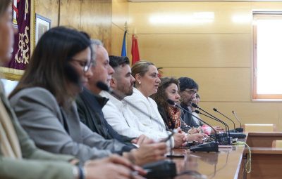 Varios concejales y representantes políticos sentados a una mesa durante una sesión en el Ayuntamiento de Torrelodones.