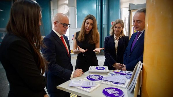 El delegado del Gobierno en Madrid, Francisco Martín, junto a otros responsables de la Agencia Tributaria, observa el material informativo de los nuevos Puntos Violeta.