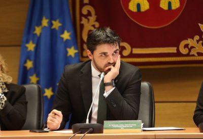 Miguel Aisa, concejal de Hacienda del Partido Popular, en actitud reflexiva durante una sesión de control en el Consistorio.