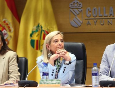 Primer plano de Mariola Vargas, alcaldesa-presidenta de Collado Villalba, escuchando durante una sesión institucional en el Ayuntamiento.
