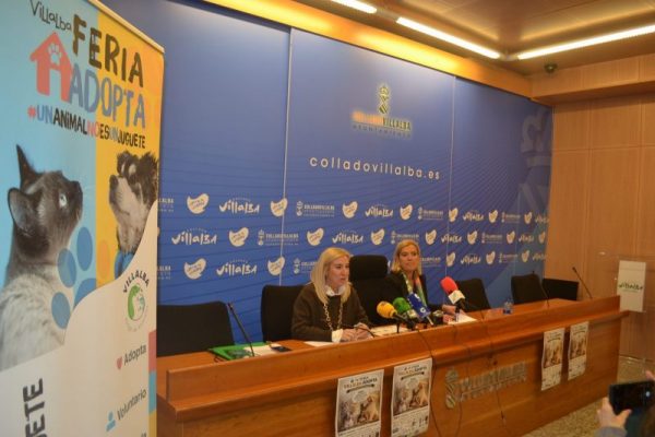 ueda de prensa en el Ayuntamiento de Collado Villalba para presentar la cuarta edición de la feria "Villalba Adopta".