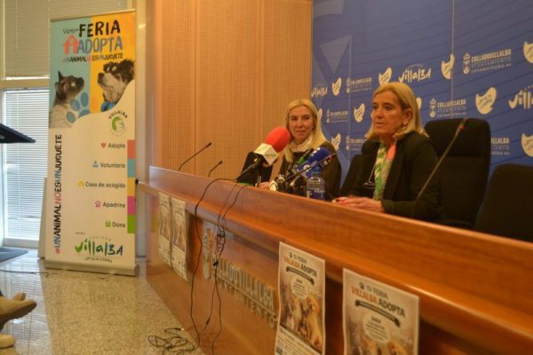 La alcaldesa Mariola Vargas y la edil de Sanidad, África Sánchez, explican los objetivos de la feria.
