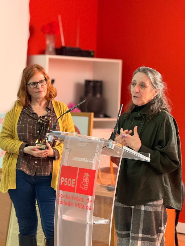 Momento de la entrega del Premio al Compromiso Social a la ONG Candelita durante el acto conmemorativo del PSOE.