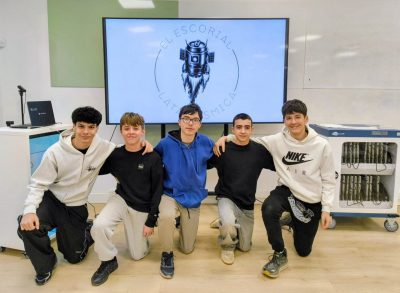 El grupo "Lata Cósmica" del IES El Escorial posa frente a una pantalla con el logotipo de su proyecto.
