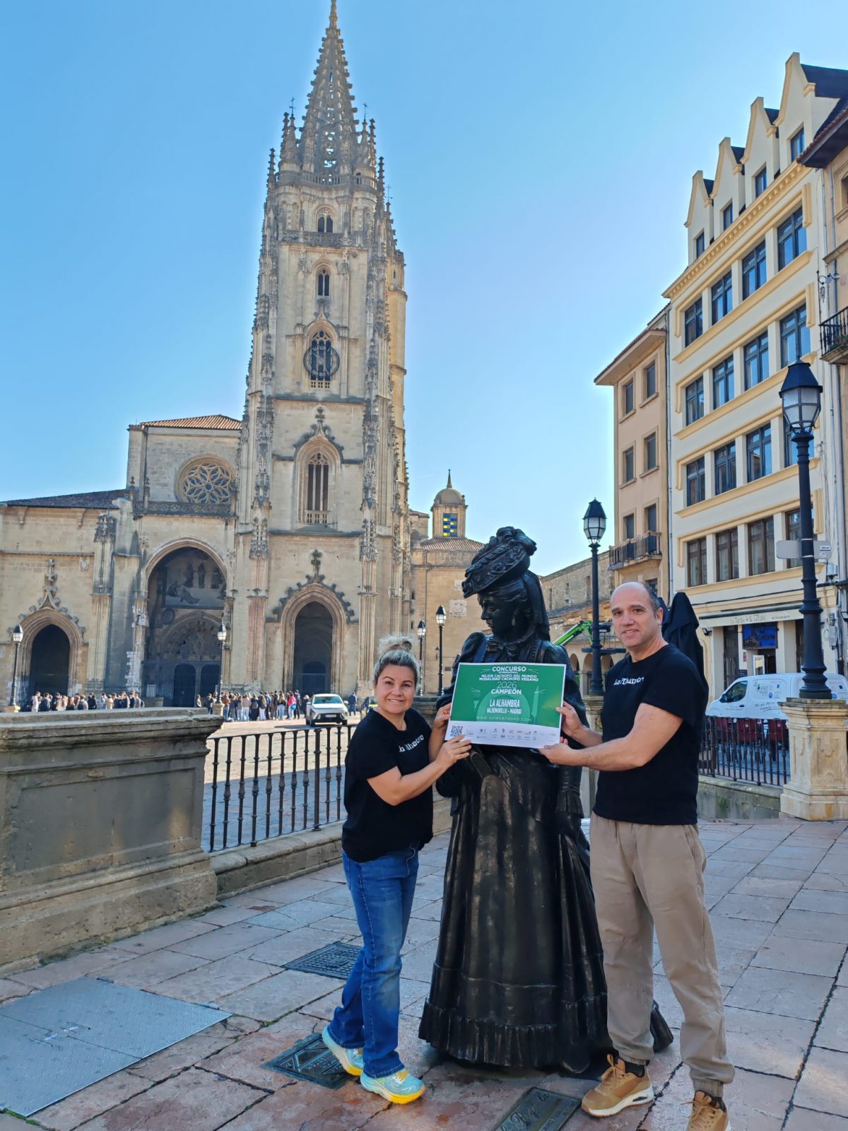 David Fernández y Lilian Domínguez, del Mesón La Alhambra Sidrería de Valdemorillo, ante la Catedral de Oviedo