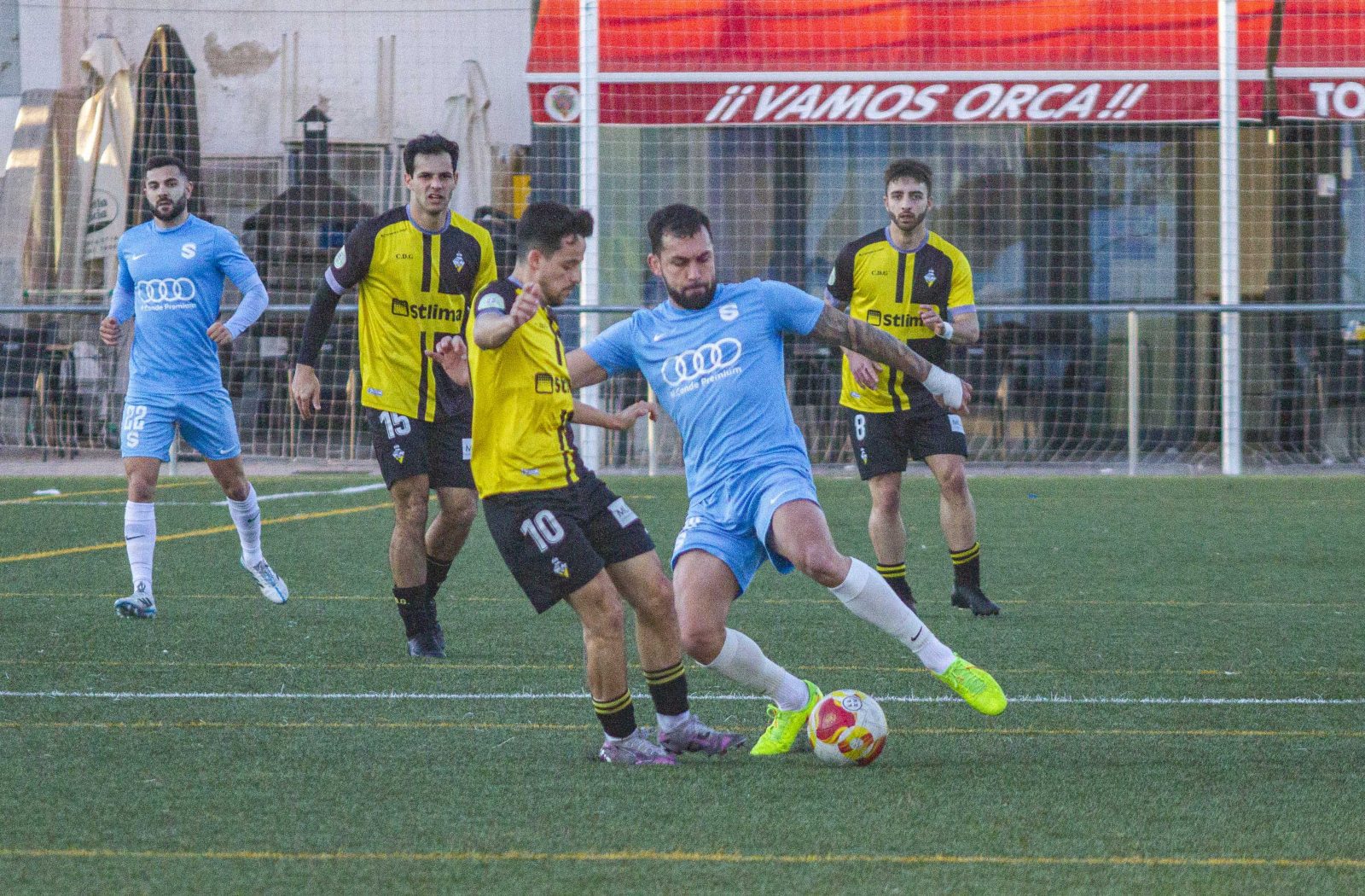 Victor Juan disputa el balón a More